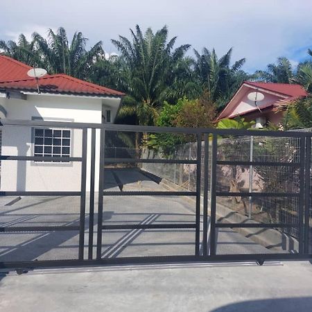 Cempaka Homestay Parit Raja Extérieur photo