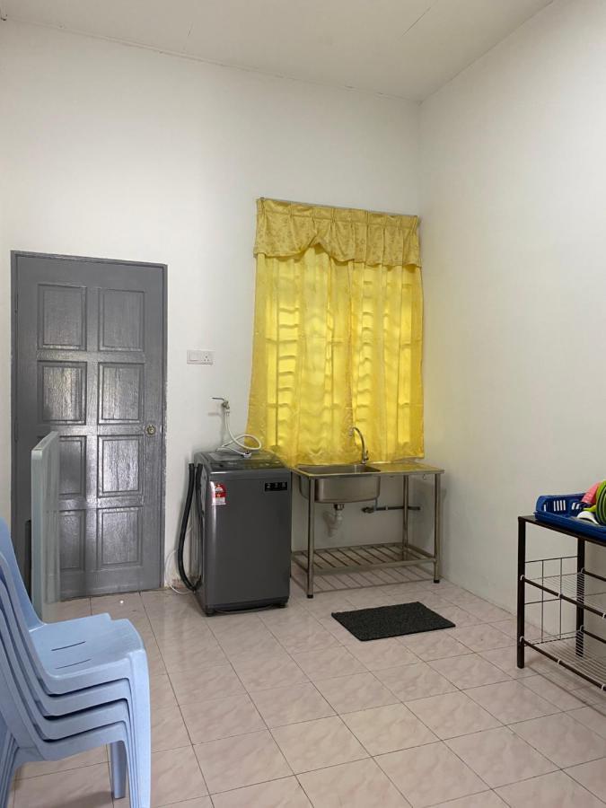Cempaka Homestay Parit Raja Extérieur photo