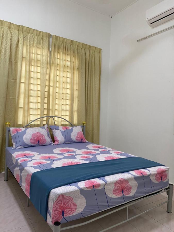 Cempaka Homestay Parit Raja Extérieur photo