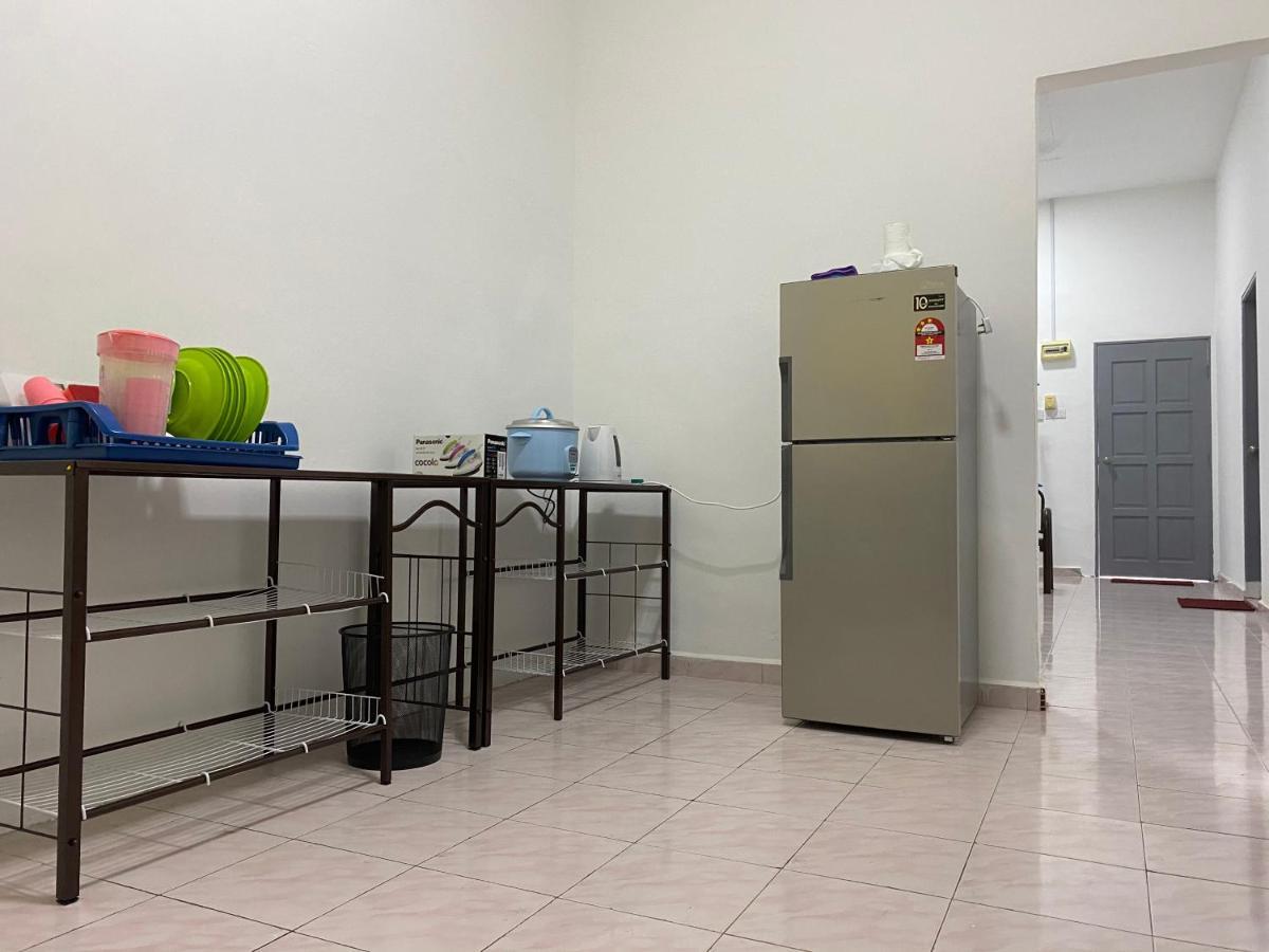 Cempaka Homestay Parit Raja Extérieur photo