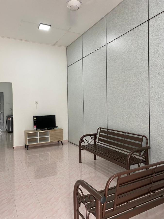 Cempaka Homestay Parit Raja Extérieur photo