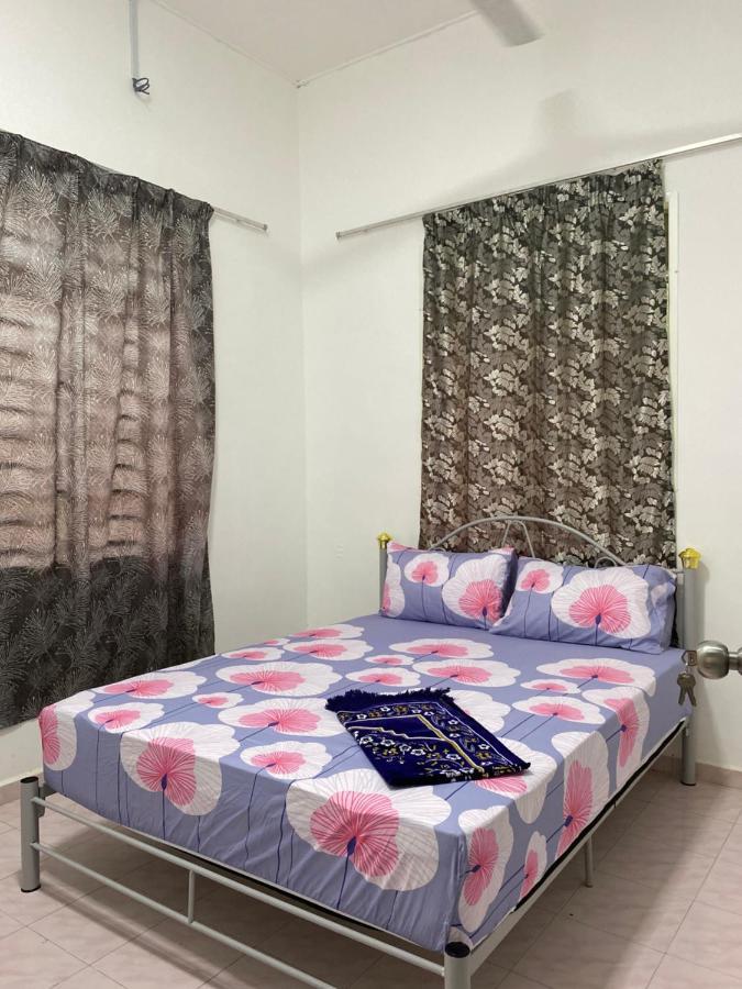 Cempaka Homestay Parit Raja Extérieur photo