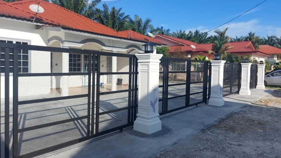 Cempaka Homestay Parit Raja Extérieur photo