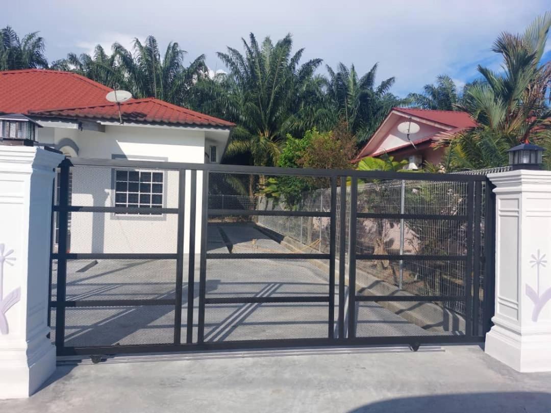 Cempaka Homestay Parit Raja Extérieur photo