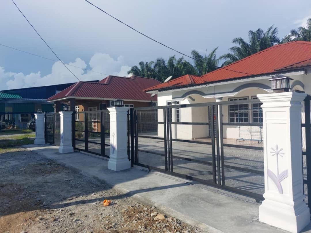 Cempaka Homestay Parit Raja Extérieur photo